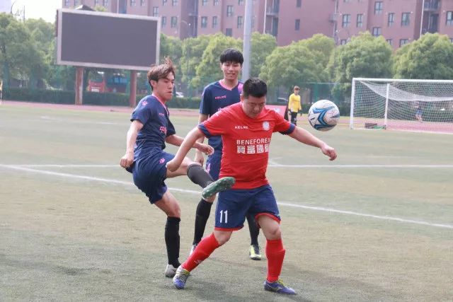 皇马首次报价罗德里时已面临巴萨竞争，并试图提升报价